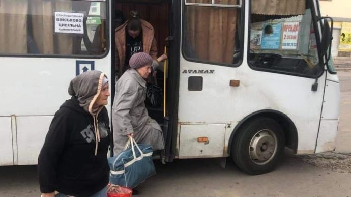На шляху до Попасної обстріляли евакуаційні автобуси, бус із гуманітаркою зник
