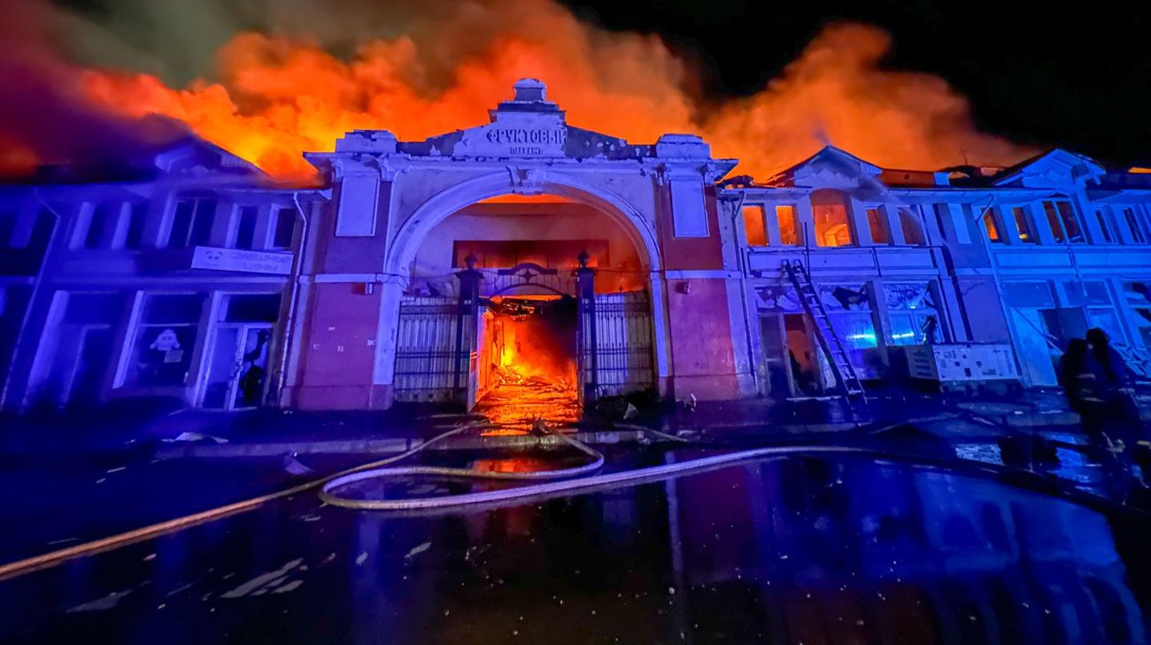 Russians launch large-scale attack on Odesa: local market and houses on fire, architectural landmarks damaged – photos