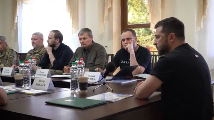 Зеленский проводил совещание по безопасности на Закарпатье, встречался с венгерской общиной  