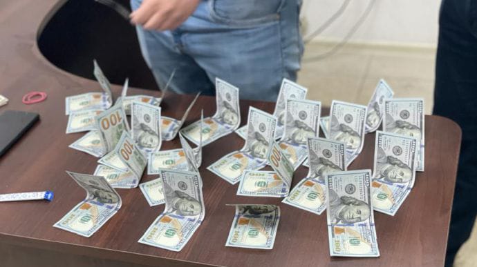 Суддя й адвокат на Одещині вимагали 6 тисяч доларів за допомогу у справі 
