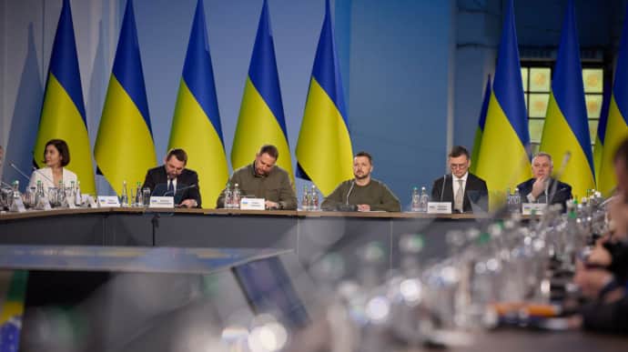 Большинство украинцев считают страну демократической, но каждый 7-й видит диктатуру 