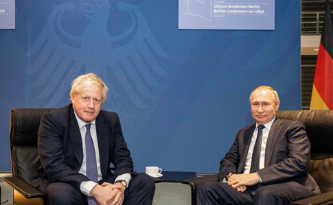 Джонсон - Путіну: Нормалізації відносин не буде, поки РФ не припинить погрожувати