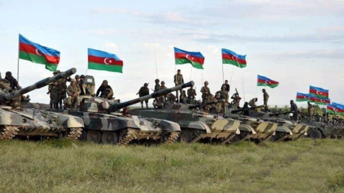 Азербайджан вводит военное положение с понедельника