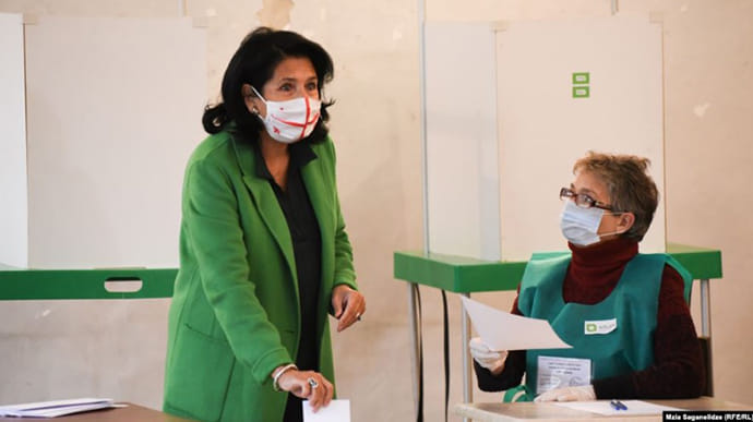 У Грузії на тлі нового коронавірусного рекорду проходить другий тур виборів