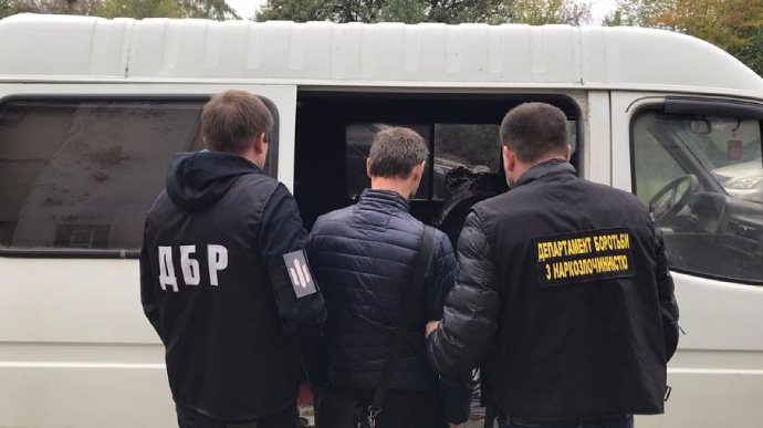 Наркотики під виглядом комбікорму: на Харківщині викрили ділків