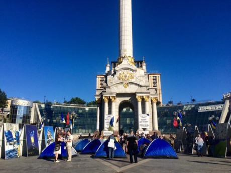 На Майдане в Киеве вновь установили палатки и объявили \"бессрочную акцию\"