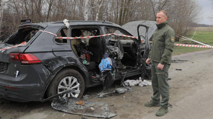 3 women and 2 children found in car shelled by Russian soldiers near Makariv