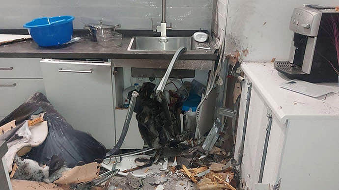 Четверо раненых, повреждены дома, офисы, авто − полиция показала последствия атаки на Киевщине 