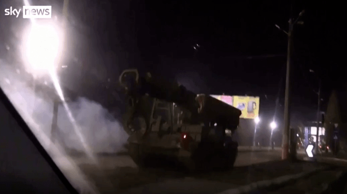 СМИ показали видео колонны танков на окраине Донецка