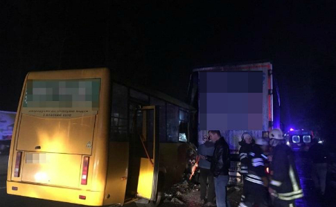 Под Киевом маршрутка с пассажирами столкнулась с грузовиком, есть пострадавшие и погибший