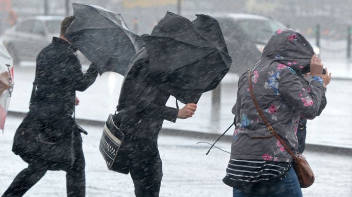 Киевлян предупредили о сложных погодных условиях, объявлен I уровень опасности