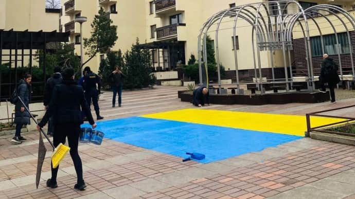 Czech activists may face imprisonment for painting Ukrainian flag in front of buildings rented by Russia