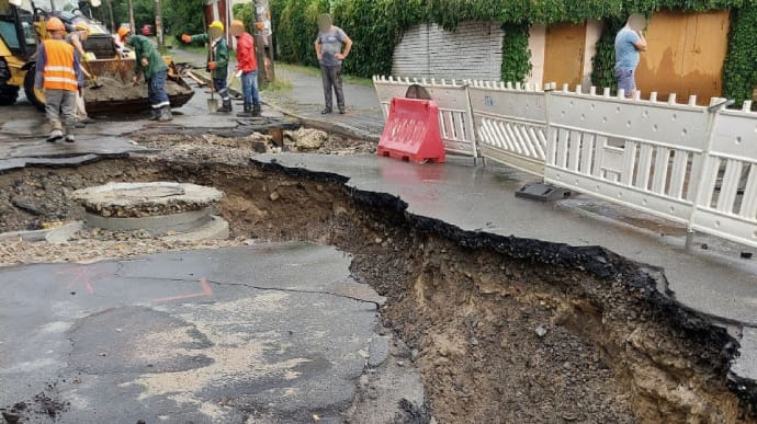Зруйновані дороги та 150 повалених дерев – наслідки зливи у Києві