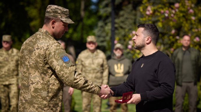 Zelenskyy presents awards to infantrymen: two receive title of Hero of Ukraine