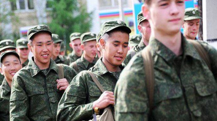 Для війни в Україні залучають чоловіків з Центральної Азії і чеченців, яких викрадають – розвідка