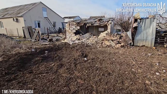 Россияне ударили по селу Ромашково на Херсонщине: пострадал 70-летний мужчина 