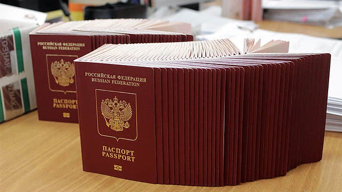 Путін дозволив забирати закордонні паспорти у призовників − росЗМІ