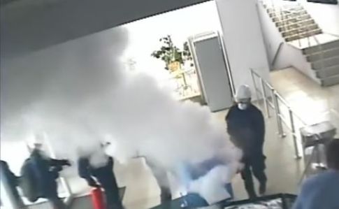 Интер опубликовал видео с камер наблюдения в день поджога офиса