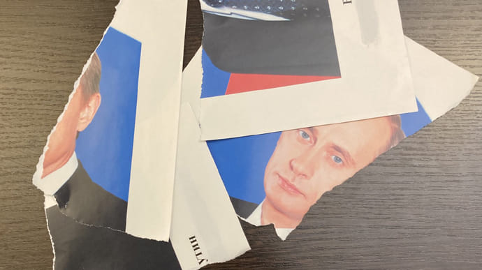 Депутат в Петербурге порвал портрет Путина – разбирается полиция