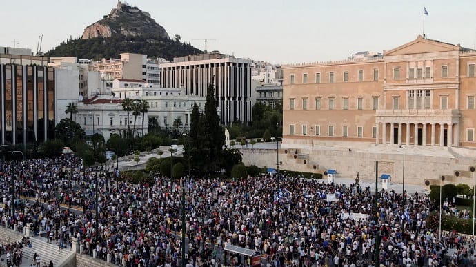 В Афинах тысячи людей вышли на акцию протеста против COVID-вакцинации