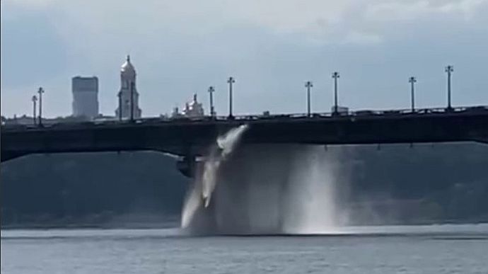 На мосту Патона в Киеве образовался водопад