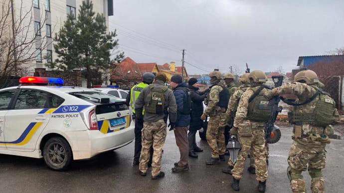 Под Киевом задержали вооруженного мужчину, стрелявшего по людям