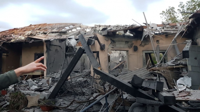 Зруйнований ракетою будинокй у місті Мішмерет 