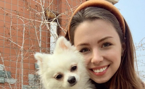 У посольстві в Китаї пояснили, чому не евакуювали українку з собакою