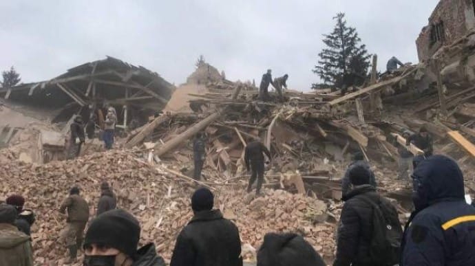 В Ахтырке после вражеских обстрелов много жертв, тела вытаскивают из-под завалов