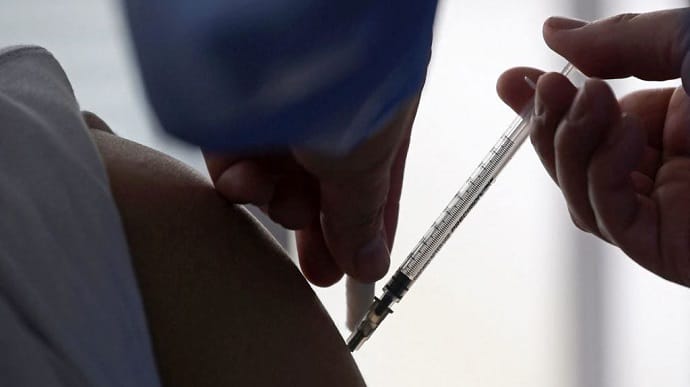 Англія відкриває бустерну вакцинацію для 16- і 17-річних підлітків