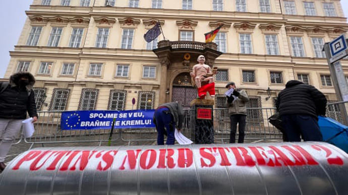 Чешские активисты похоронили Северный поток-2 перед посольством Германии в Праге
