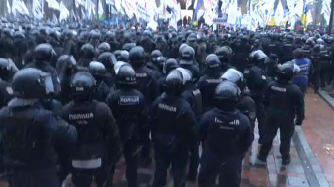 У Рады протесты и столкновения: активисты пытаются прорваться в парламент