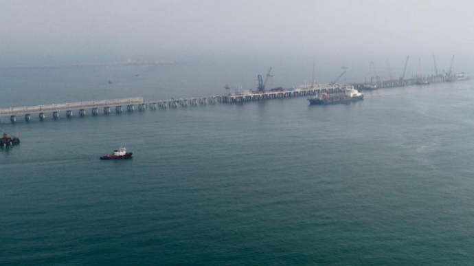 В Черном море недалеко от Крыма горит судно с российским экипажем – росСМИ