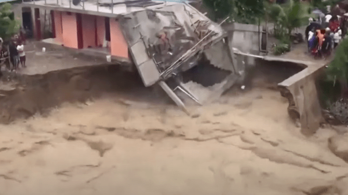 Индонезию накрыло мощное наводнение, полсотни погибших