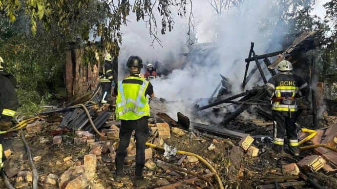 Обломки на кладбище, пожары и разрушения: последствия атаки на Киевщине