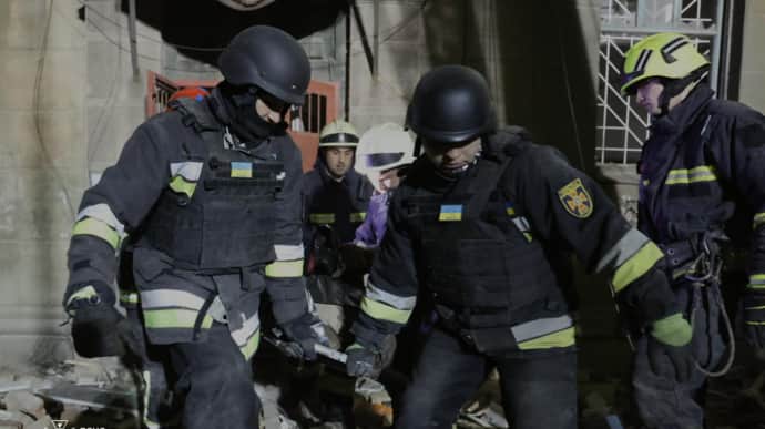 У Дніпрі завершили рятувальні роботи після удару РФ – уночі дістали тіло третього загиблого