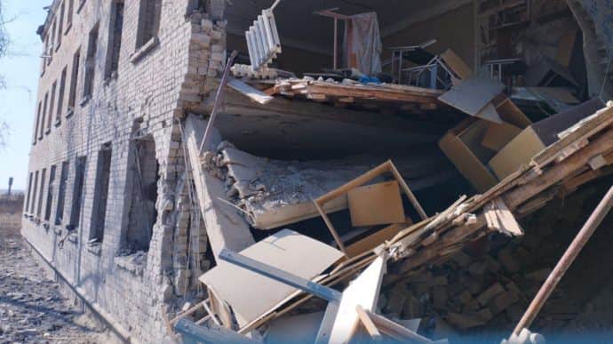 Russians target apartment building and destroy secondary school in Kherson Oblast