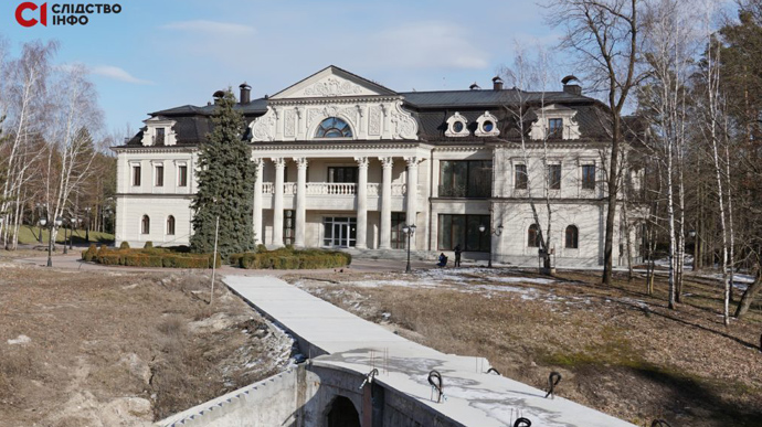 Позолота, тарелки по $345, шубы: журналисты показали дворец Медведчука изнутри