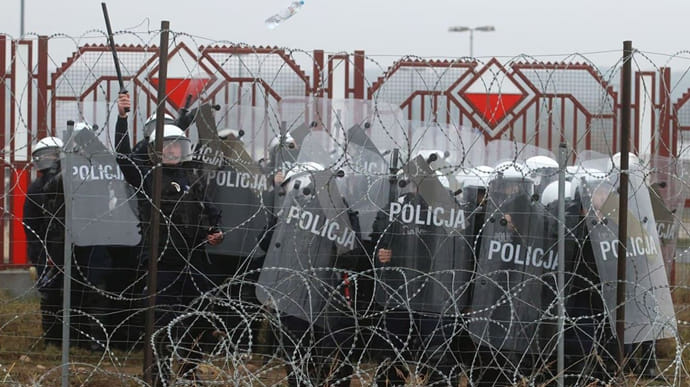 Під час сутичок з мігрантами постраждали 7 польських поліцейських, прикордонниця і солдат