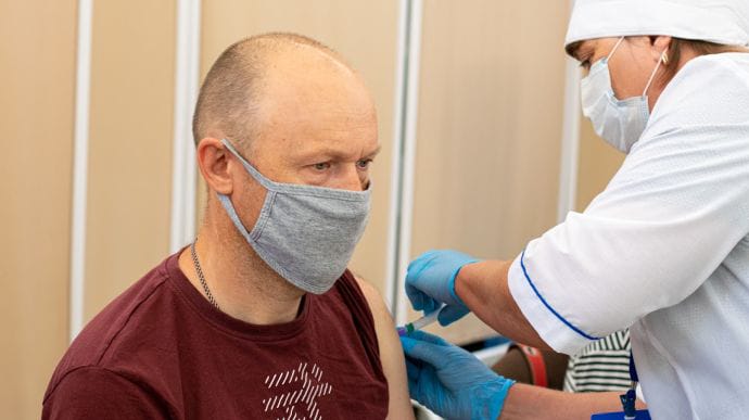 Еще 102,5 тысячи украинцев привились против коронавируса, 15 тысяч – в третий раз