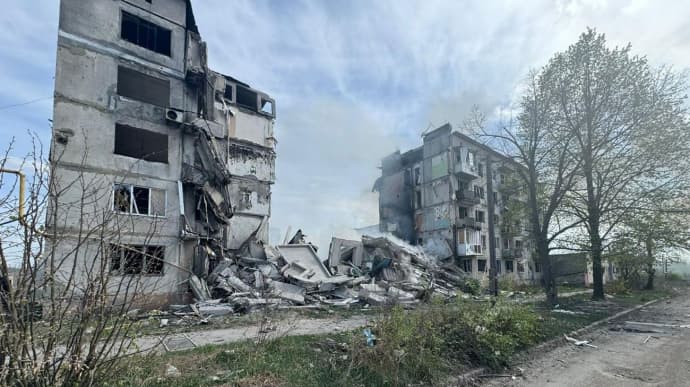 На Донеччині росіяни вбили щонайменше 3 людей і поранили 4: зруйновано цілий під’їзд