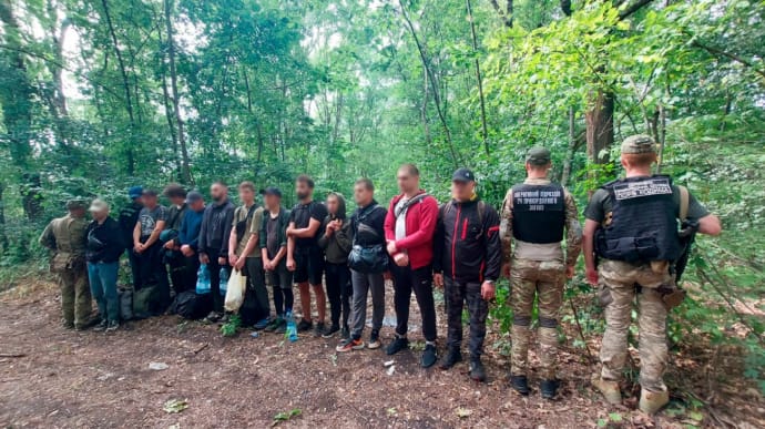 Пограничники задержали в лесу 13 незаконных туристов, не дождавшихся инструкции проводников