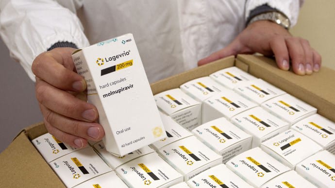 В Україну прибула перша партія протиковідних ліків Молнупіравір