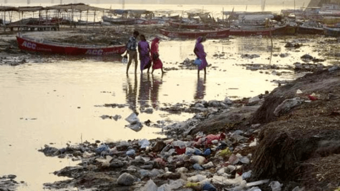 На берег Ганга в Индии вымыло десятки человеческих тел