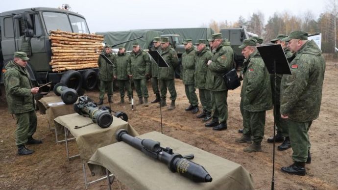 Belarusian troops examine NLAW, Javelin, and Panzerfaust 3 used by Ukrainian forces