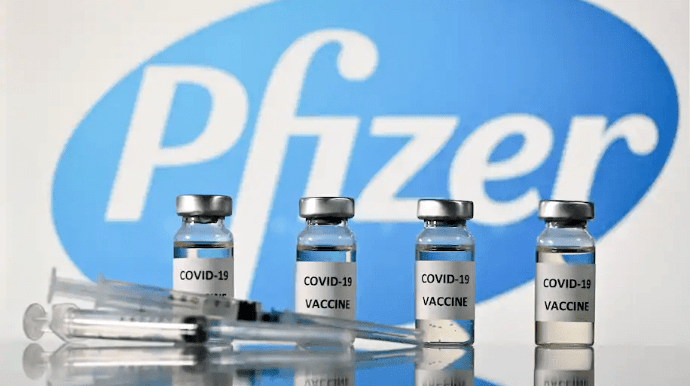 Ефективність Pfizer  проти COVID-19 вдвічі падає через півроку — дослідження  