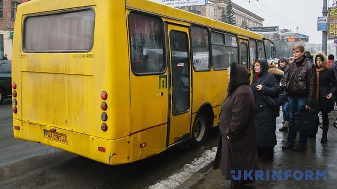 Киевским маршруткам разрешили еще полгода брать наличные у пассажиров