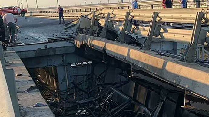 Russians block traffic on Crimean Bridge