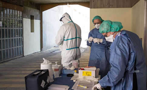 Италия: смертность от коронавируса снизилась до показателей середины марта