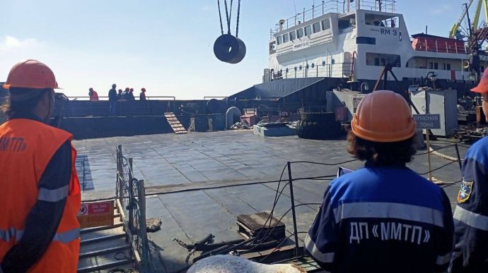 Окупанти почали завантаження металопрокату з порту Маріуполя – радник мера